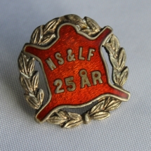 Norsk Skinn og Lærarbeiderforbund nål for 25 års medlemskap (etb 1909) gikk inn i Bekledningsarbeiderforbundet i 1973