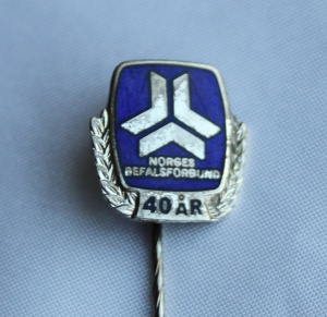Logo nål for 40 års medlemskap i Norgesbefalsforbund og er forløperen til Norsk Offisersforbund