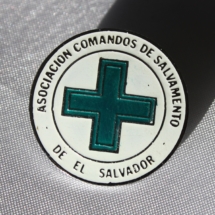 Comandos de Salvamento merke ( Norsk Folkehjelps søsterorganisasjon i El Salvador)