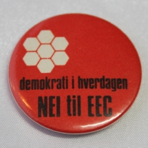 AUF/AIK button fra tidlig 70 tall (Demokrati i hverdagen ble også benyttet på 1 mai merker i 70 og 71) (Gitt av Hans Jørgen Raastad)