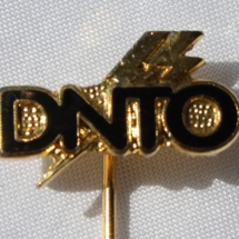 Nålemerke i gullfarge fra Den Norske Tele Organisasjon (etablert i 1908 fikk dette navnet i 1983) gikk inn i TD i 1988