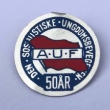 Nålemerke fra da AUF fylte 50 år (1953) merke ligger i samlingen til Jens Otto Havdal