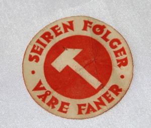 Arbeiderparti merke i papir " Seieren følger våre faner" Sannsynlig fra 30 tallet