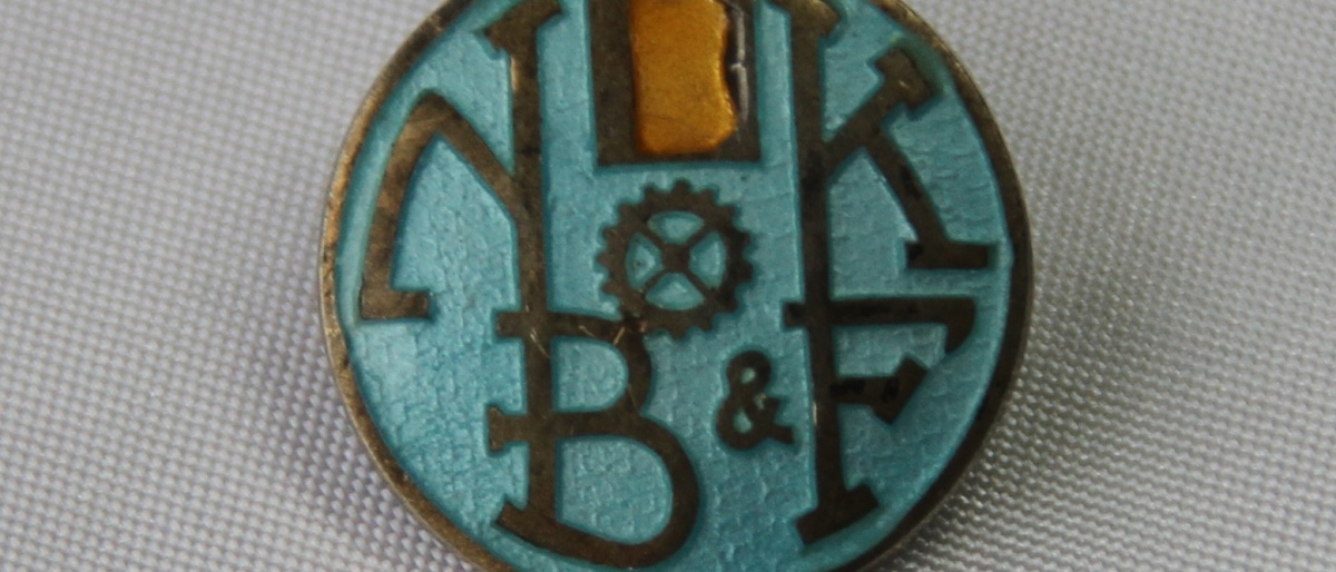 Norsk Bokbinder- og Kartonasjearbeiderforbund nål - stiftet i 1898 gikk inn i Norsk Grafisk Forbund i 1966 (Gullskrift med blå bakgrunn)