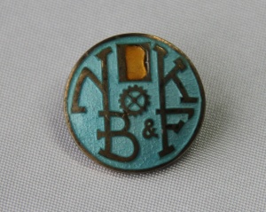Norsk Bokbinder- og Kartonasjearbeiderforbund nål - stiftet i 1898 gikk inn i Norsk Grafisk Forbund i 1966 (Gullskrift med blå bakgrunn)