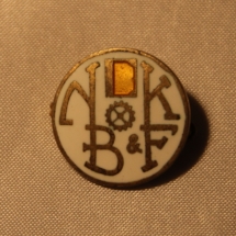 Norsk Bokbinder- og Kartonasjearbeiderforbund nål - stiftet i 1898 gikk inn i Norsk Grafisk Forbund i 1966 (gullskrift med hvit bakgrunn)