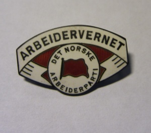 Arbeidervernet nål fra Arbeiderpartiet Arbeidervernet ble dannet i 1930 og nedlagt i 1936. Nålen ligger i samlingen til Ivar Leveraas