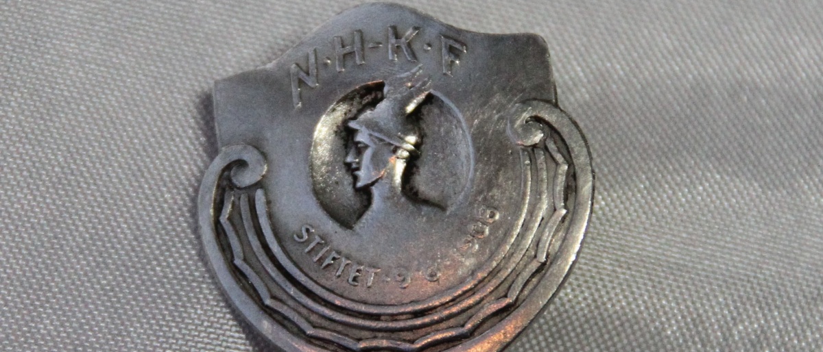 Norges Handels og Kontorfunktionærers forbund Jakke nål i sølv  1925-1926 (Tidlig logo for Handel og Kontor)
