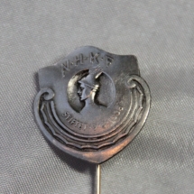 Norges Handels og Kontorfunktionærers forbund Jakke nål i sølv 1925-1926 (Tidlig logo for Handel og Kontor)