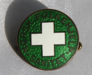 Norsk Folkehjelp Sanitet nål fra 1939 - logoen er den første som ble benyttet. 