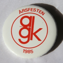 Button fra Aftenpostens grafiske klubb årsfesten i 1985