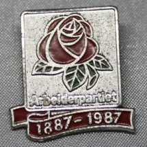 Arbeiderparti merke 100 år 1887 - 1987 gitt av Eli Anne Hole