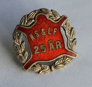 Norsk Skinn og Lærarbeiderforbund nål for 25 års medlemskap (etb 1909) gikk inn i Bekledningsarbeiderforbundet i 1973