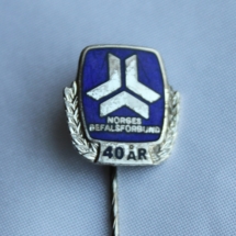 Logo nål for 40 års medlemskap i Norgesbefalsforbund og er forløperen til Norsk Offisersforbund