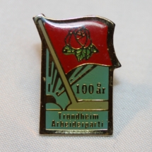 Trondheim Arbeiderpartiet 100 års jubileums pin gitt av Ole Kristian Lundereng