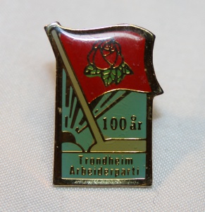 Trondheim Arbeiderpartiet 100 års jubileums pin gitt av Ole Kristian Lundereng