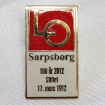 LO Sarpsborg 100 år 2012 jakke pin (Gitt av Freddy Steinholt)