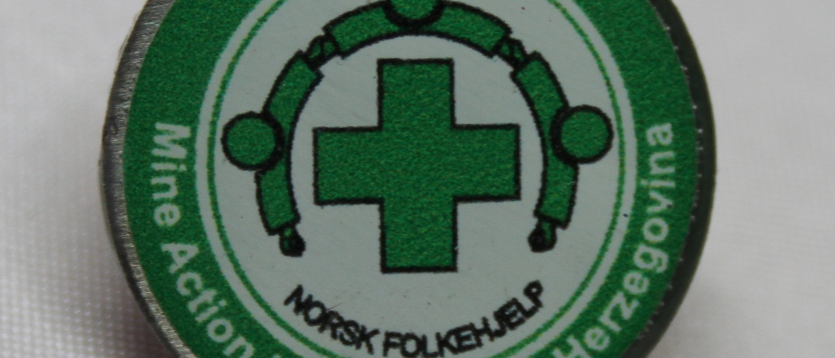 Norsk Folkehjelp pin markering av 20 års minerydding i Bosnia