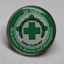 Norsk Folkehjelp pin markering av 20 års minerydding i Bosnia