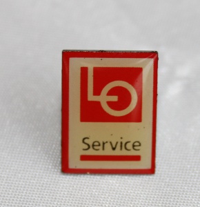 Kartell pin LO Service etablert 1996 nedlagt i 2004 (merke ligger i samlingen til Ralf Stahalke)