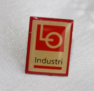 Kartell pin LO Industri etablert 1996 nedlagt i 2004 (merke ligger i samlingen til Ralf Stahalke)