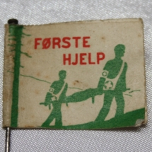 Arbeidersanitet papirmerke med nål side 1 (1932-1939) forløper til Norsk Folkehjelp (Takk til Jens Otto Havdal for å funnet dette merket)