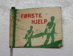 Arbeider Sanitet papirmerke med nål side 1 (1932-1939) forløper til Norsk Folkehjelp (Takk til Jens Otto Havdal for å funnet dette merket)