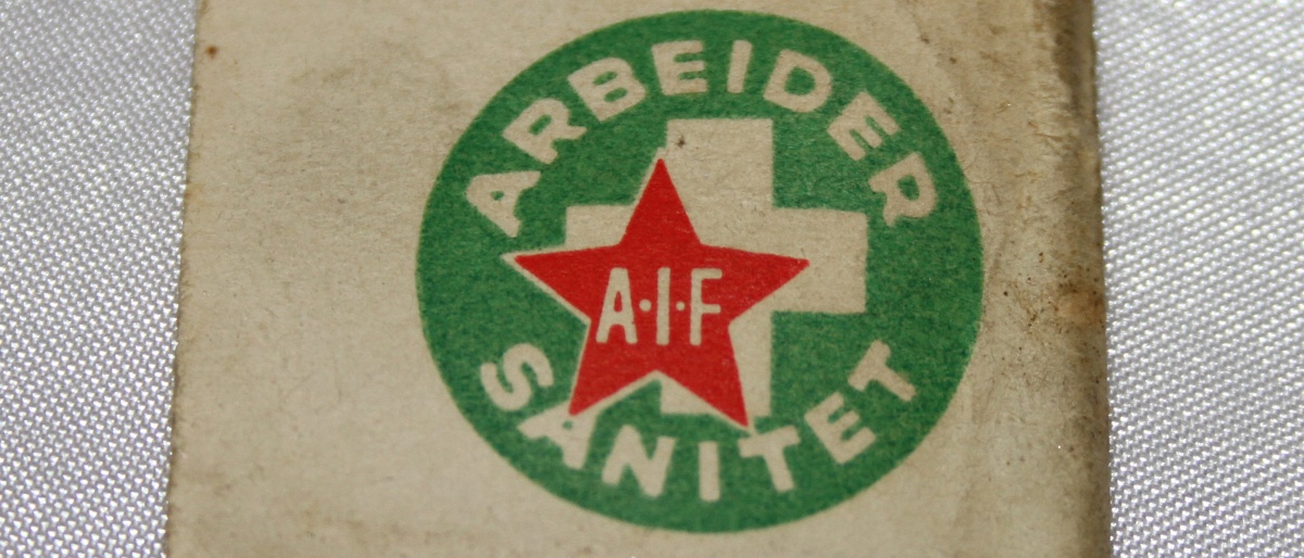 Arbeidersanitet papirmerke med nål  side 2 (1932-1939) forløper til Norsk Folkehjelp (Takk til Jens Otto Havdal for å funnet dette merket)