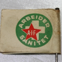 Arbeidersanitet papirmerke med nål side 2 (1932-1939) forløper til Norsk Folkehjelp (Takk til Jens Otto Havdal for å funnet dette merket)