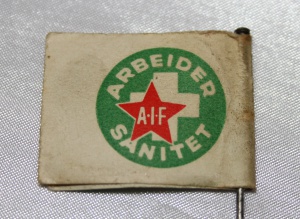 Arbeider Sanitet papirmerke med nål side 2 (1932-1939) forløper til Norsk Folkehjelp (Takk til Jens Otto Havdal for å funnet dette merket)