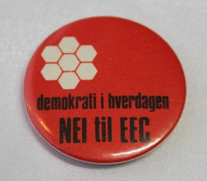 AUF/AIK button fra tidlig 70 tall (Demokrati i hverdagen ble også benyttet på 1 mai merker i 70 og 71) (Gitt av Hans Jørgen Raastad)