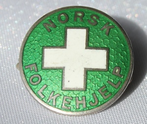 Norsk Folkehjelp nål fra 1939 - logoen er den første som ble benyttet. Merke til hører John Åge Amundsen