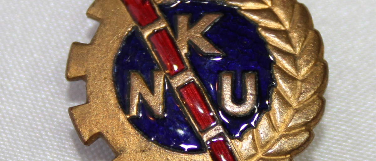 Nålemerke fra Norges Kommunistiske Ungdomsforbund (NKU) som fra stiftelsen i 1903 til 1923 var ungdomsorganisasjonen til Arbeiderpartiet (dvs. forløperen til AUF