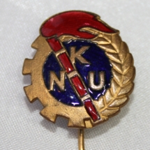 Nålemerke fra Norges Kommunistiske Ungdomsforbund (NKU) som fra stiftelsen i 1903 til 1923 var ungdomsorganisasjonen til Arbeiderpartiet (dvs. forløperen til AUF