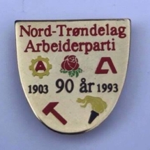 Jubileums merke 90 år fra Nord Trøndelag Arbeiderparti Merket ligger i samlingen til Jens Otto Havdal