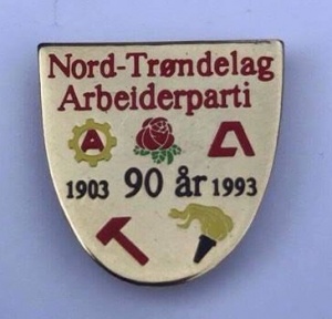 Jubileums merke 90 år fra Nord Trøndelag Arbeiderparti Merket ligger i samlingen til Jens Otto Havdal