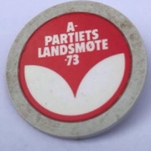 Landsmøtemerke fra Arbeiderpartiet 1973 Merket ligger i samlingen til Jens Otto Havdal