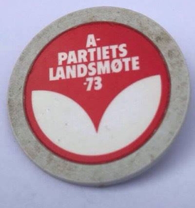 Landsmøtemerke fra Arbeiderpartiet 1973 Merket ligger i samlingen til Jens Otto Havdal