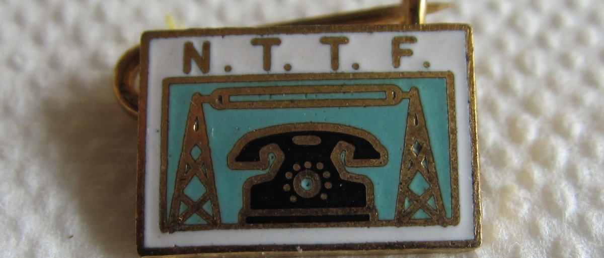 Norsk Telegraf- og Telefonforbund/Norsk Tele Tjeneste Forbund merke med gullskrift og tårn (etablert i 1930) gikk inn i TD 1988