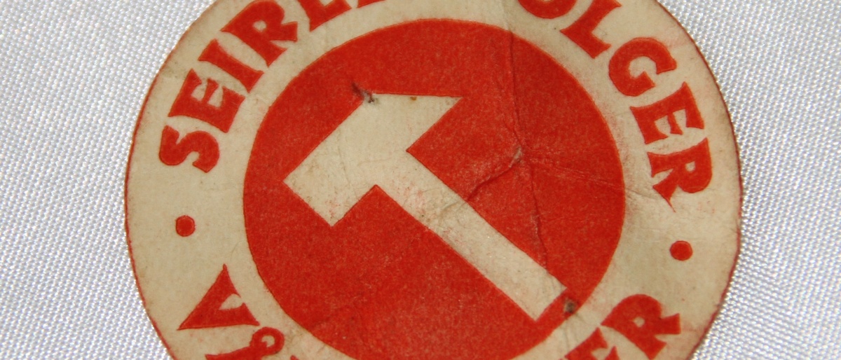 Arbeiderparti merke i papir " Seieren følger våre faner" Sannsynlig fra 30 tallet