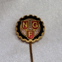 Norsk Grafisk Forbunds pin fra sammenslåingen av flere forbund til Norsk Grafisk forbund i 1967 (Nålen er gitt av Ivar Leveraas)