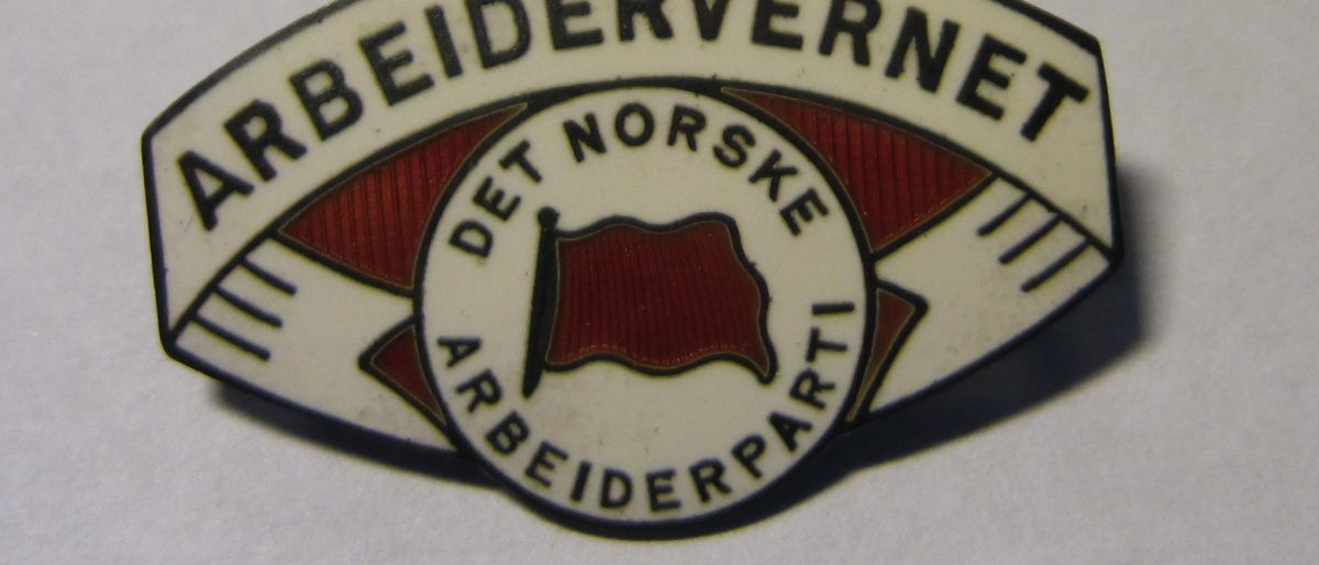 Arbeidervernet nål fra Arbeiderpartiet Arbeidervernet ble dannet i 1930 og nedlagt i 1936. Nålen ligger i samlingen til Ivar Leveraas