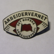 Arbeidervernet nål fra Arbeiderpartiet Arbeidervernet ble dannet i 1930 og nedlagt i 1936. Nålen ligger i samlingen til Ivar Leveraas