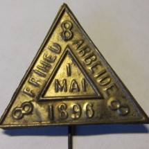 1 mai merke 1896 m/nål (merket er ikke i samlingen, men ligger i samlingen til Ivar Leveraas)