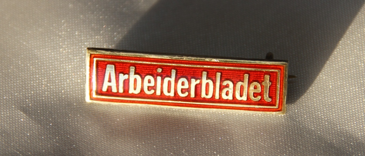 Arbeiderblad nål - Organ for Det norske Arbeiderparti fra 1887 til 1991 Nålen er gitt av Ivar Leveraas