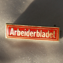 Arbeiderblad nål - Organ for Det norske Arbeiderparti fra 1887 til 1991 Nålen er gitt av Ivar Leveraas