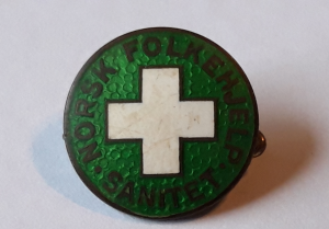Norsk Folkehjelp Sanitet nål fra 1939 - logoen er den første som ble benyttet. Merke tilhører John Magnor Olsen