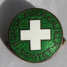 Norsk Folkehjelp Sanitet nål fra 1939 - logoen er den første som ble benyttet. 