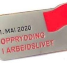 1 mai merke 2020. Dette er et bilde av merket på en nettside. OBS merket ble ikke distribuert ut til folket, men stoppet før utsendelsen. 