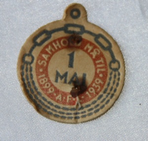 Arbeiderpartiets 1. mai-merke fra 1939, sommarkerte Arbeidernes Faglige Landsorganisasjons 40-årsjubileumIMG_6060 (2)